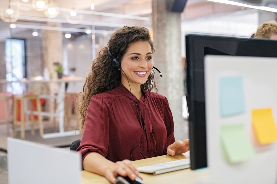 mitarbeiterin bei der arbeit im büro